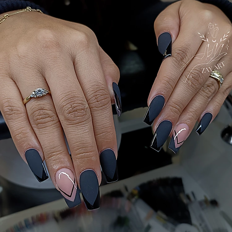 Uñas en gris carbón mate con una línea geométrica rosa en una de ellas