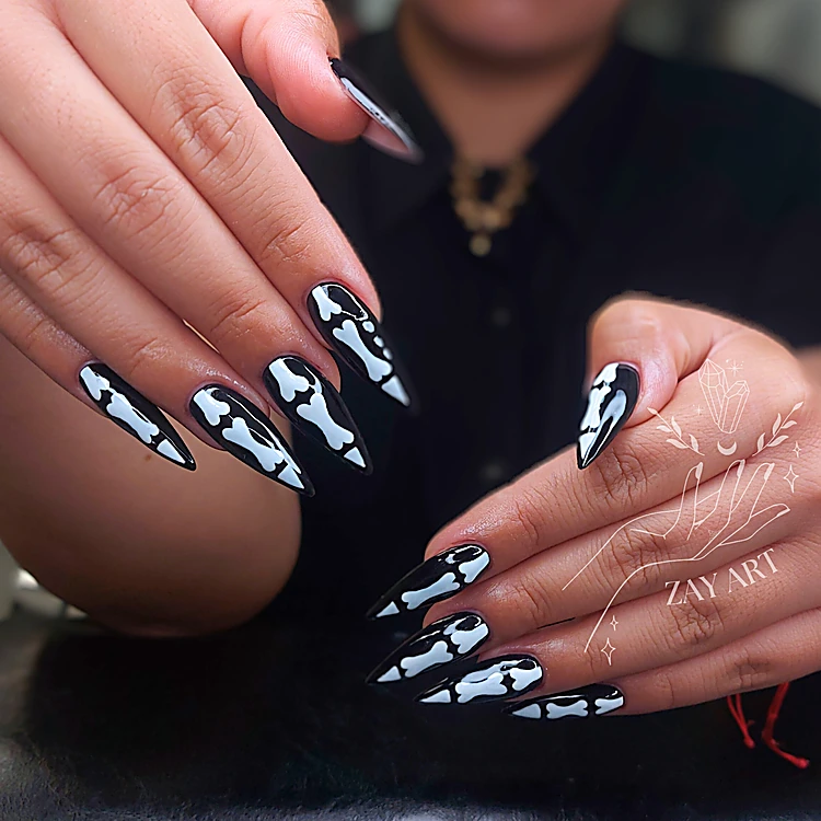 Uñas stiletto largas en negro con manchas blancas
